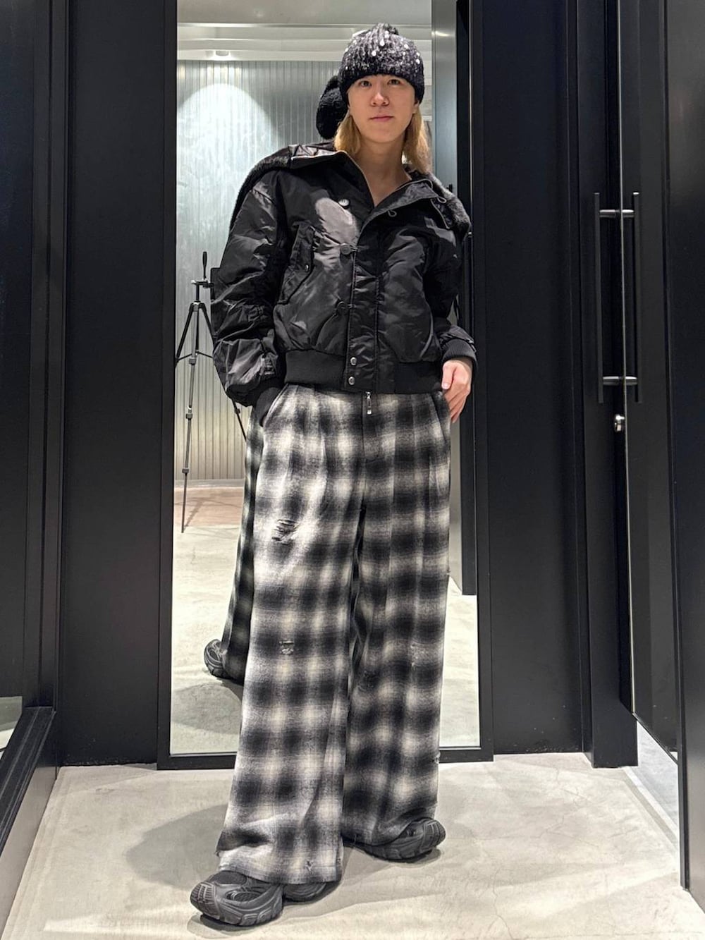 ブラック系のブルゾン、ブラック系のその他パンツ、ブラック系のニットキャップ/ビーニーを着用したメンズの秋コーディネートの3枚目の写真