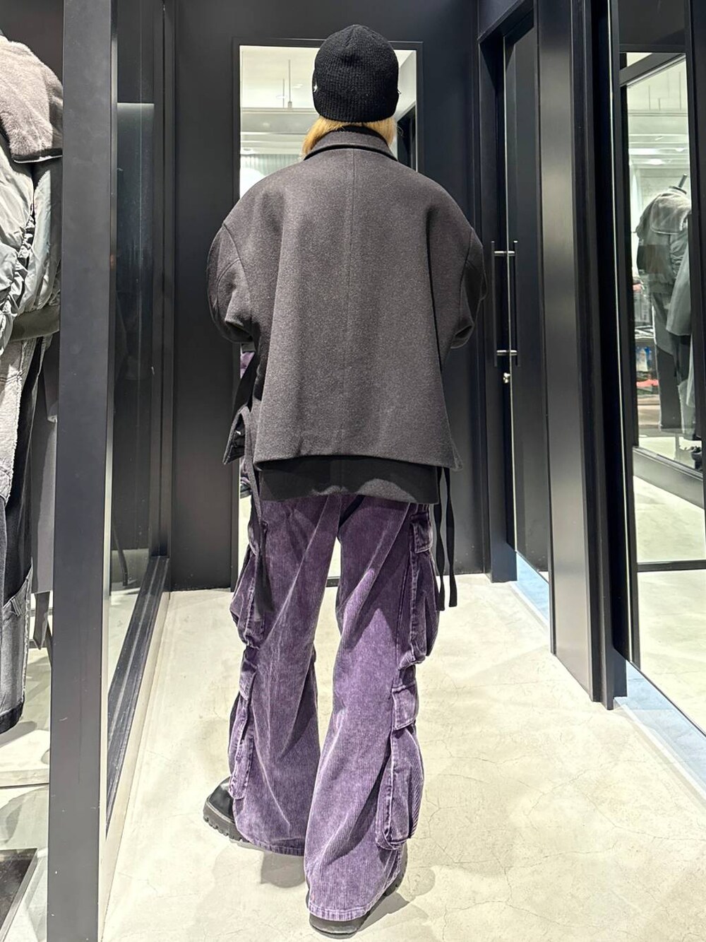 ブラック系のブルゾン、パープル系のカーゴパンツを着用したメンズの秋コーディネートの3枚目の写真