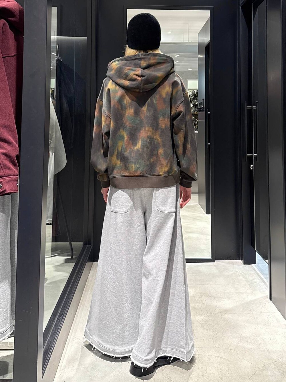 「HARE、韓国系、スウェットパンツ、ワイドパンツ、オーバーサイズ、モテ、モード、高見え、着痩せ・細見え、ラフ、韓国ファッション、春コーデ、秋コーデ、冬コーデ、パーカー」｜「HAREの【SET UP対応】DABOルーズスウェットパンツ(HARE)（スウェットパンツ、グレー系）」を使った、taigawedさん（メンズ・174cm）の冬コーディネートの3枚目の写真