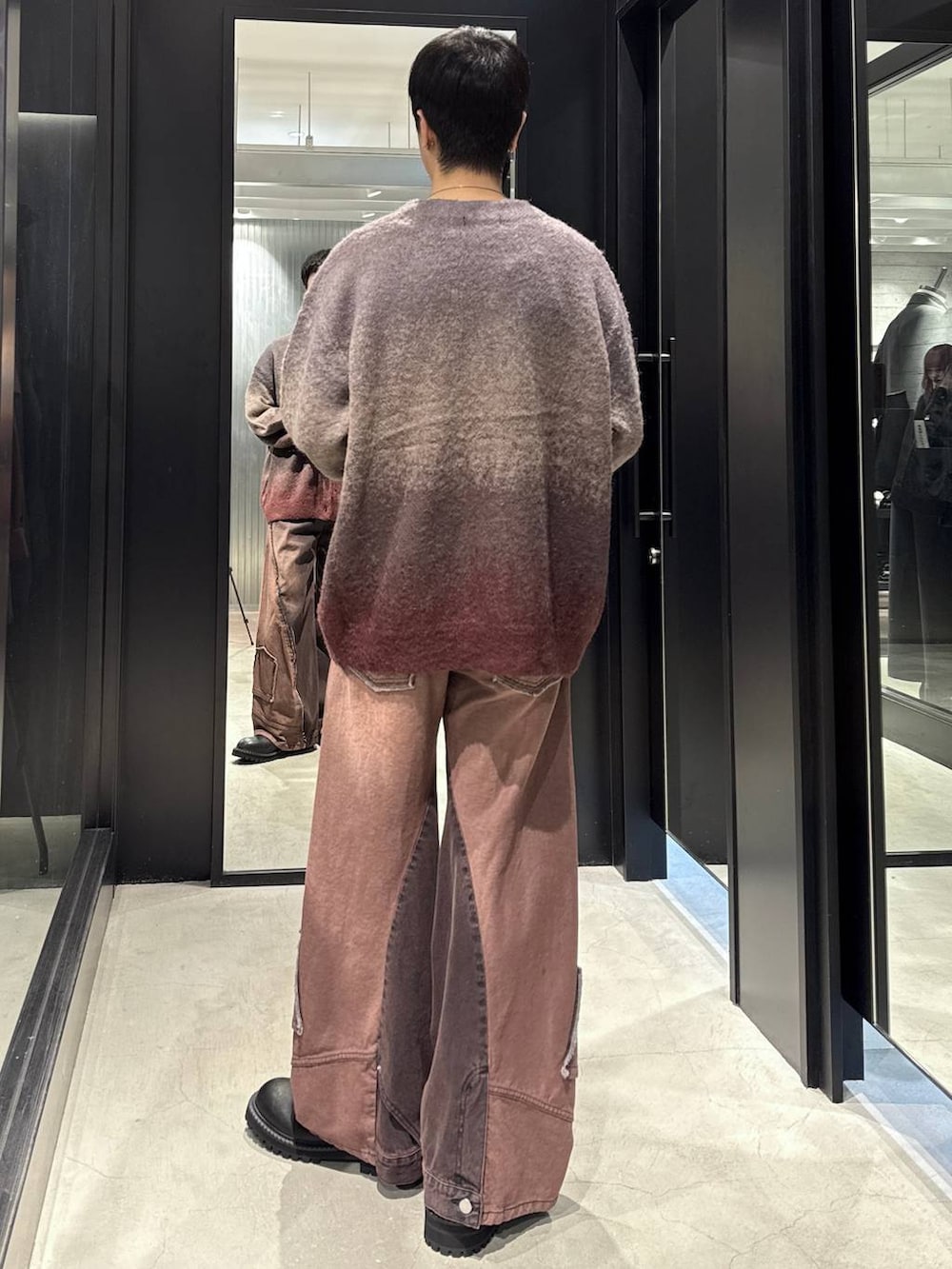 ホワイト系のTシャツ/カットソー、レッド系のカーディガン/ボレロ、レッド系のデニムパンツを着用したメンズの秋コーディネートの3枚目の写真