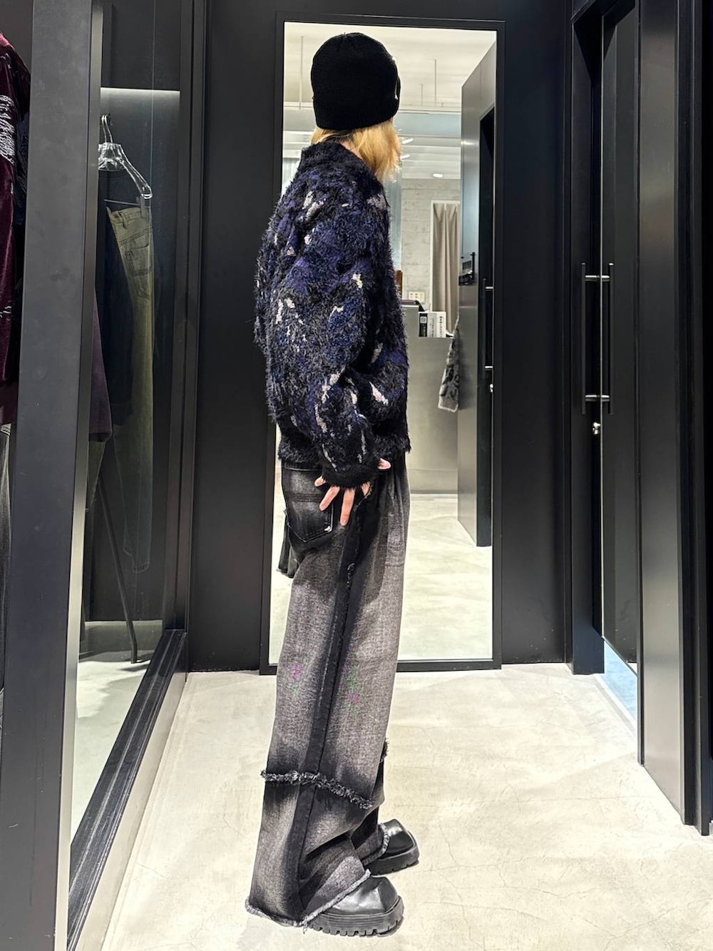 ブラック系のデニムパンツ、ブラック系のニット/セーターを着用したメンズの秋コーディネートの2枚目の写真