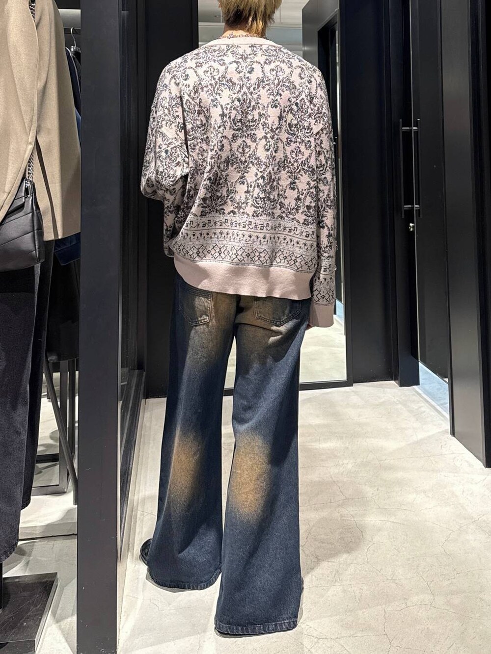 ブルー系のデニムパンツ、ブラック系のTシャツ/カットソー、グレー系のカーディガン/ボレロを着用したメンズの冬コーディネートの2枚目の写真