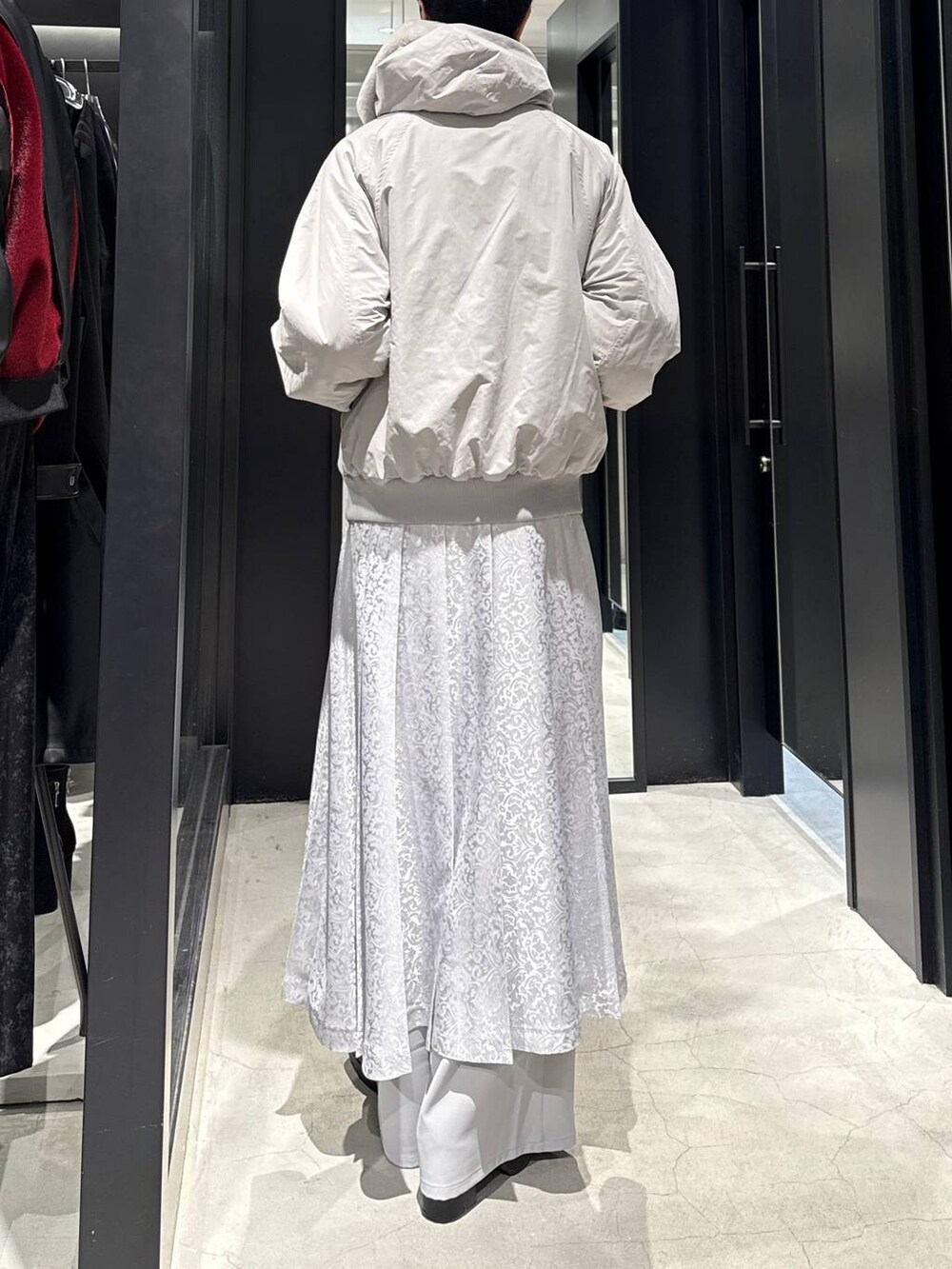 グレー系のブルゾン、ブラック系のブーツ、グレー系のその他パンツを着用したメンズの冬コーディネートの3枚目の写真