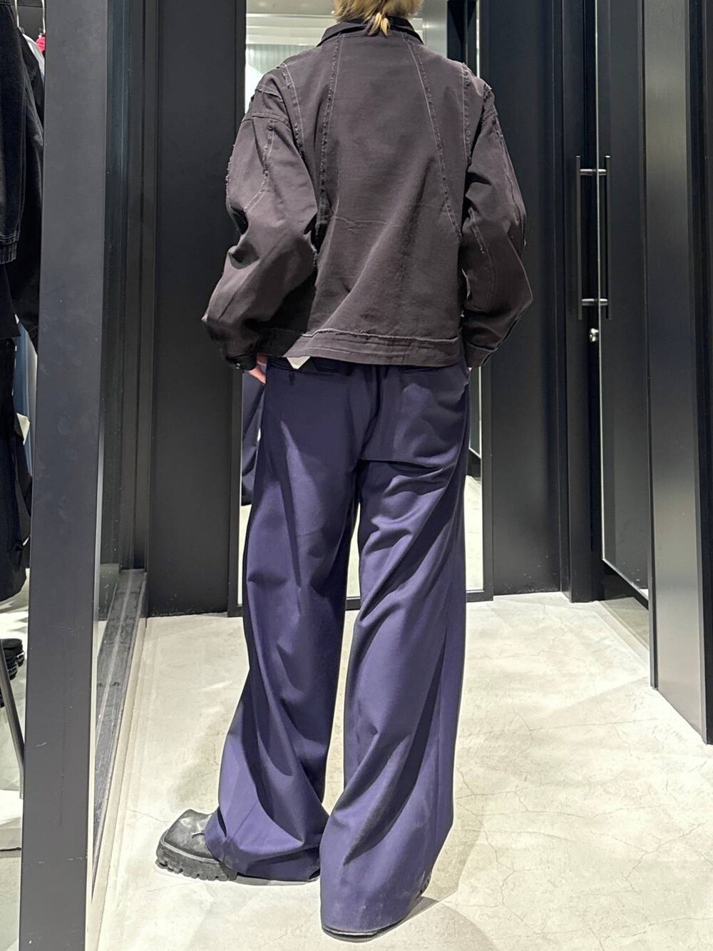 グレー系のTシャツ/カットソー、ブラック系のシャツ/ブラウス、パープル系のスラックスを着用したメンズの春コーディネートの3枚目の写真