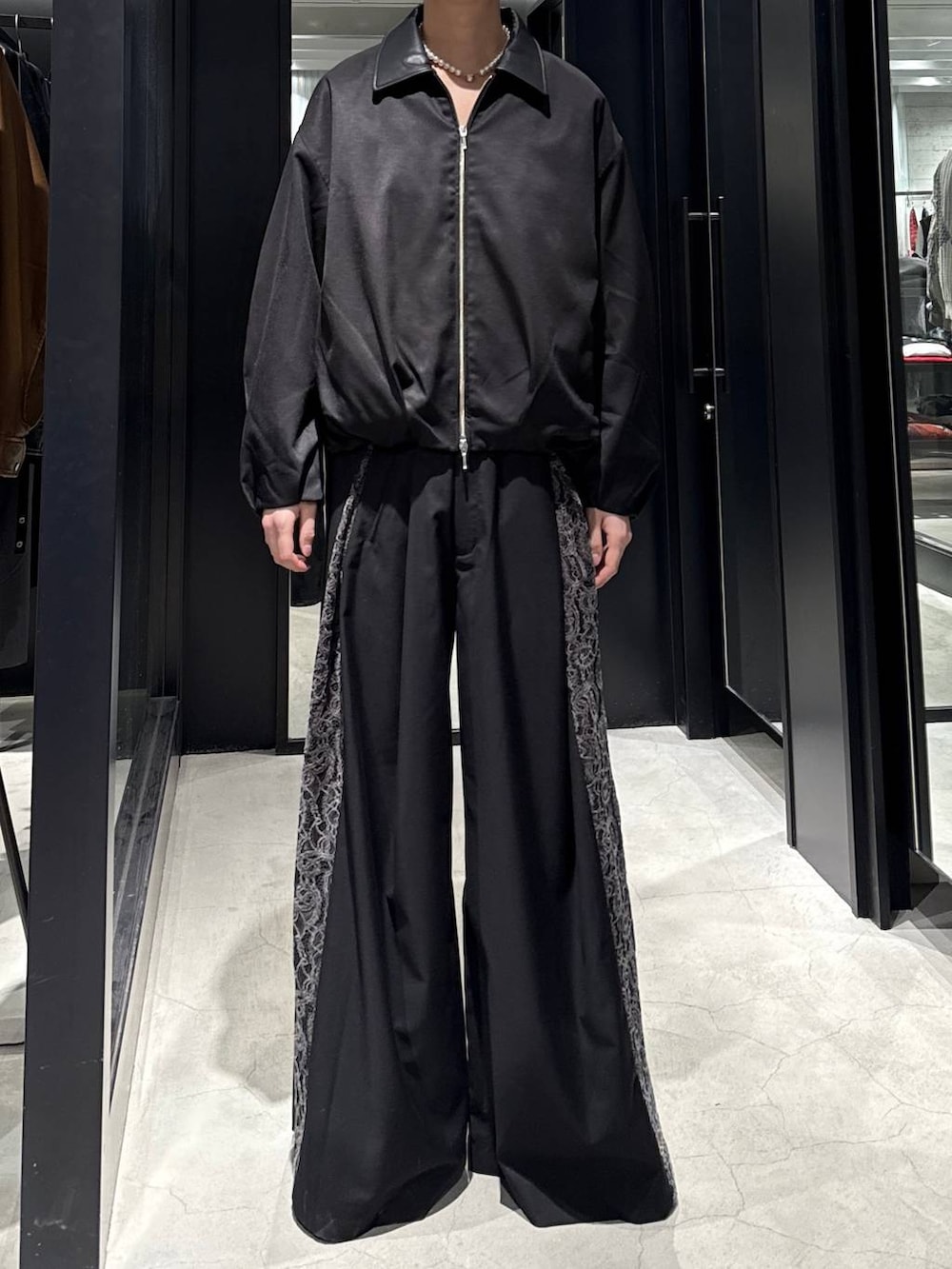 ブラック系のブルゾン、ブラック系のその他パンツ、ホワイト系のネックレスを着用したメンズの冬コーディネートの4枚目の写真