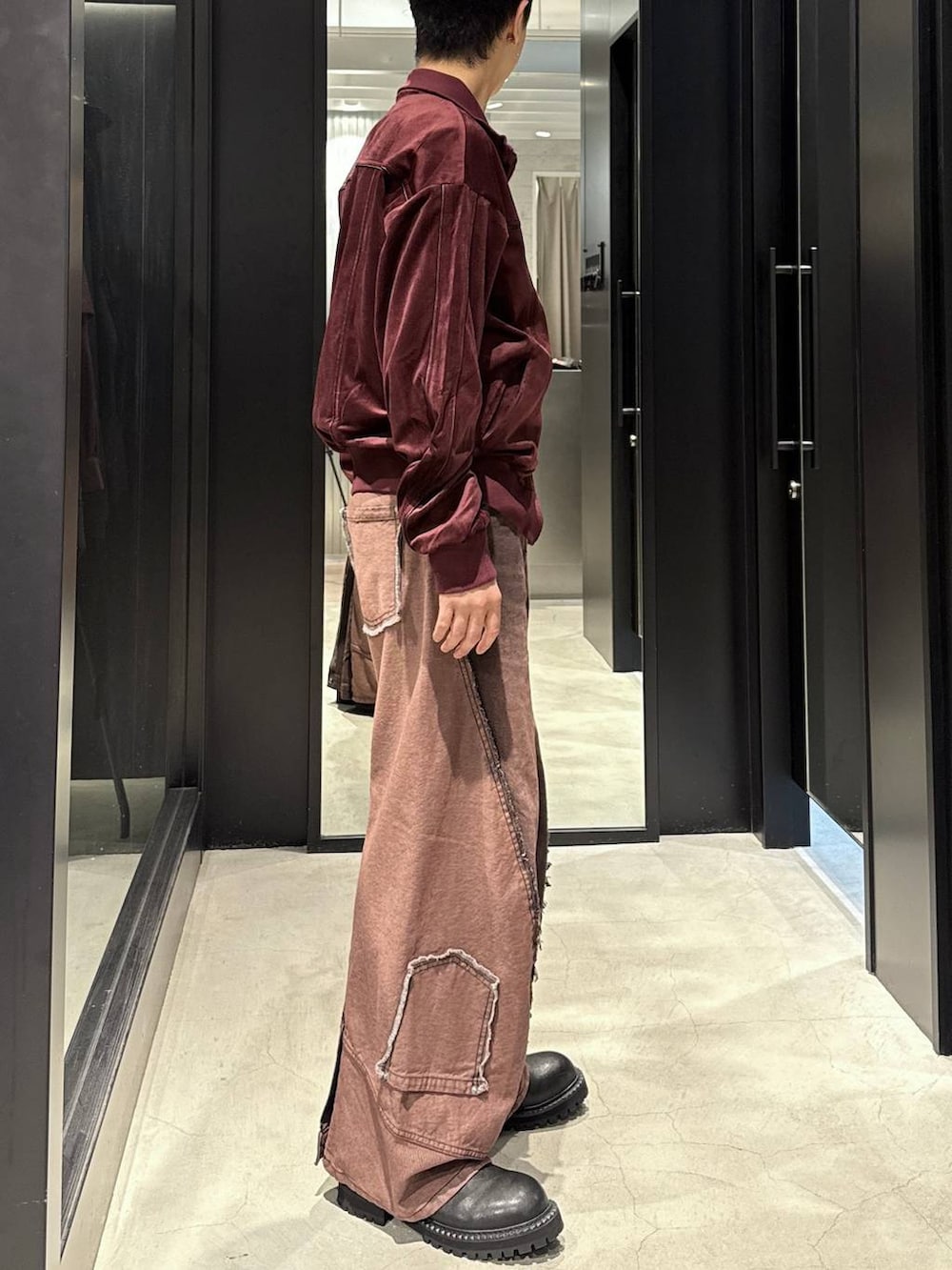 ホワイト系のTシャツ/カットソー、レッド系のデニムパンツ、ブラック系のブーツを着用したメンズの秋コーディネートの2枚目の写真