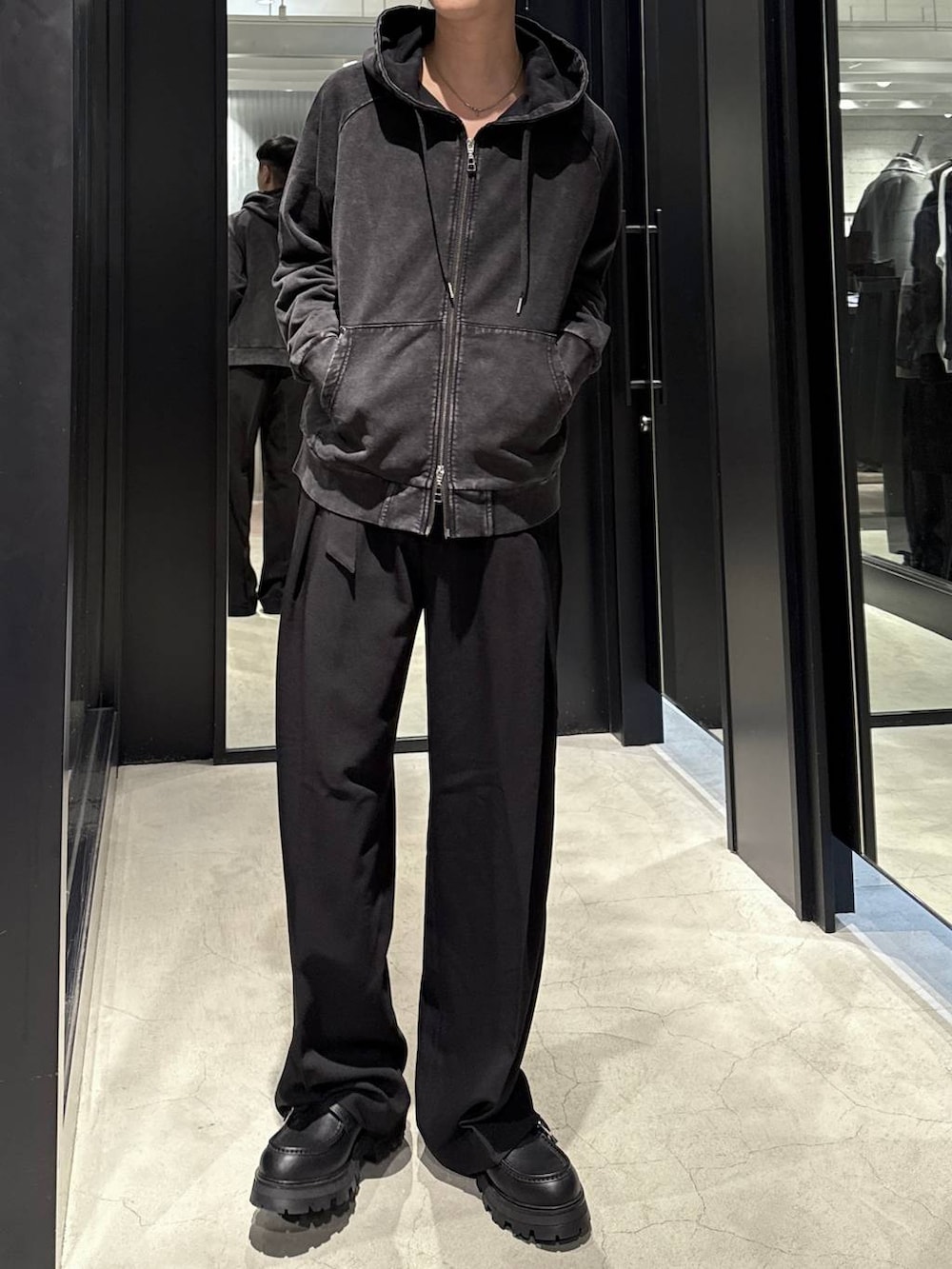 ブラック系のパーカー、ブラック系のTシャツ/カットソー、ブラック系のドレスシューズを着用したメンズの秋コーディネートの4枚目の写真