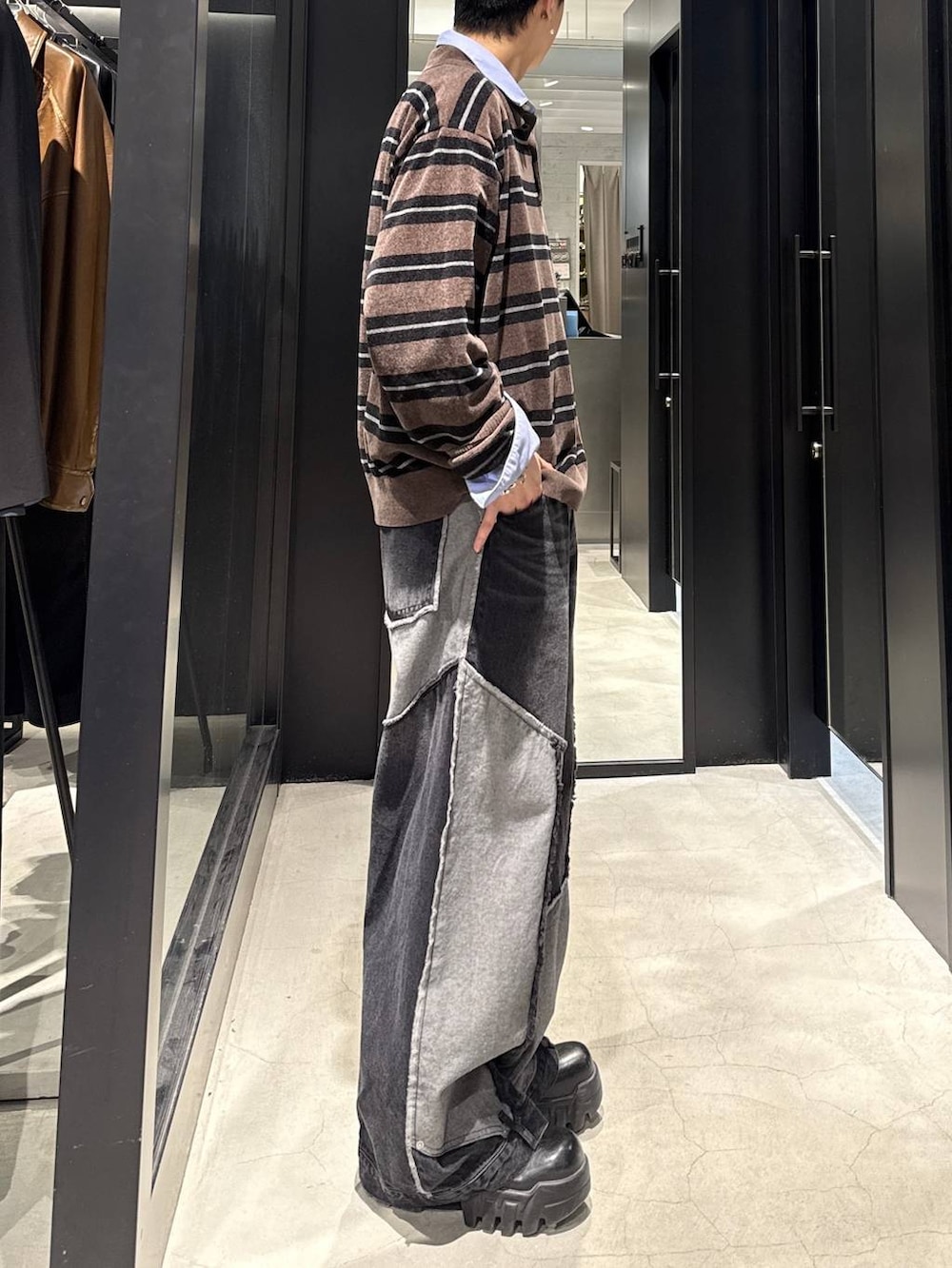 ブラック系のデニムパンツ、ブルー系のシャツ/ブラウス、ホワイト系のネックレスを着用したメンズの冬コーディネートの2枚目の写真