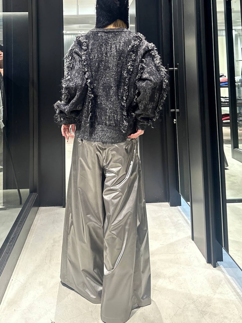 シルバー系のスラックス、ブラック系のブルゾン、ブラック系のドレスシューズを着用したメンズの秋コーディネートの4枚目の写真