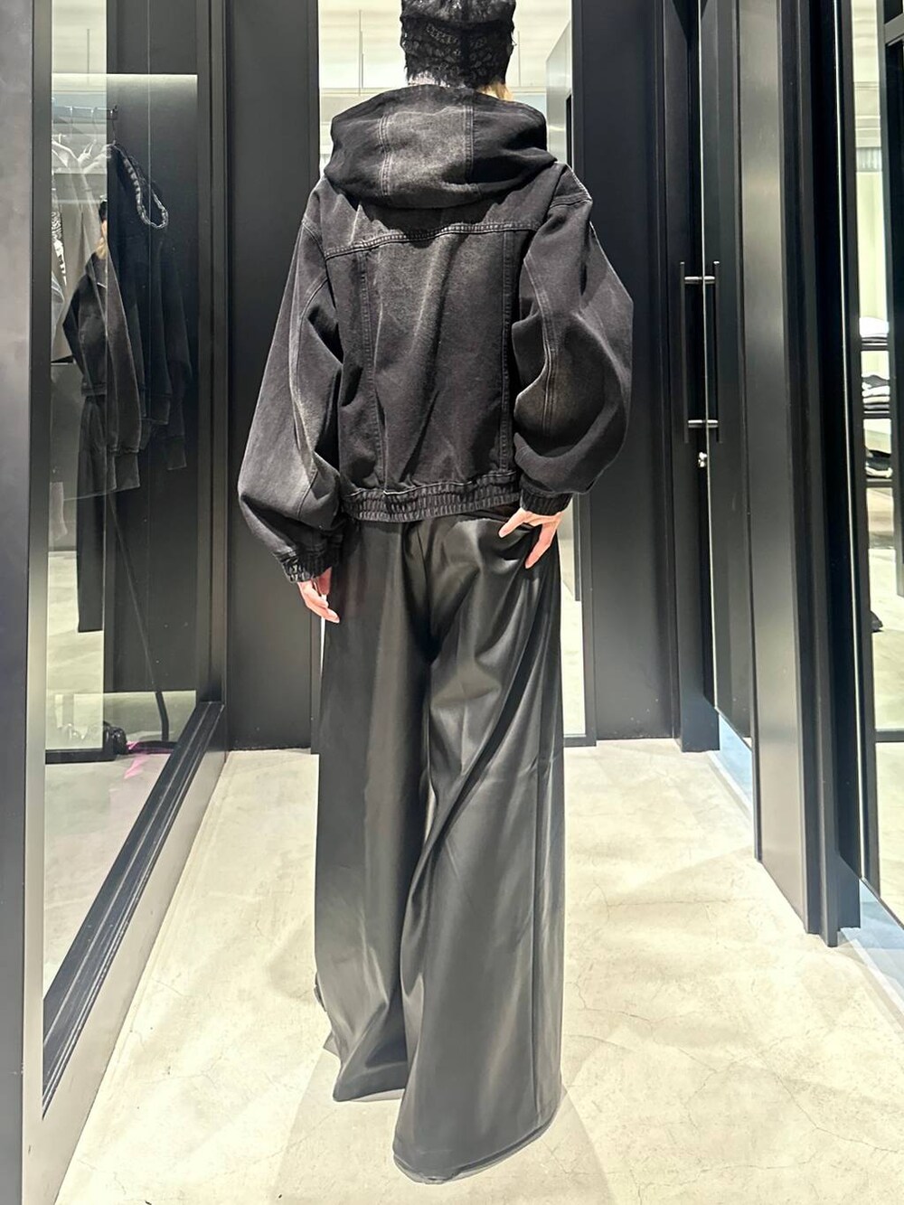 ブラック系のブルゾン、ブラック系のその他パンツ、グレー系のニットキャップ/ビーニーを着用したメンズの秋コーディネートの4枚目の写真