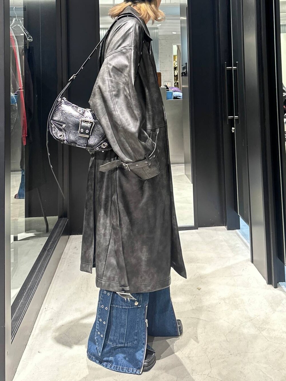 「韓国ファッション、春コーデ、秋コーデ、冬コーデ、コート、ワイドパンツ、オーバーサイズ、モテ、デニムパンツ、モード、高見え、着痩せ・細見え、HARE、韓国系、ラフ」｜「HAREのレースツキビーニー(HARE)（ニットキャップ/ビーニー、グレー系）」を使った、taigawedさん（メンズ・174cm）の秋コーディネートの2枚目の写真
