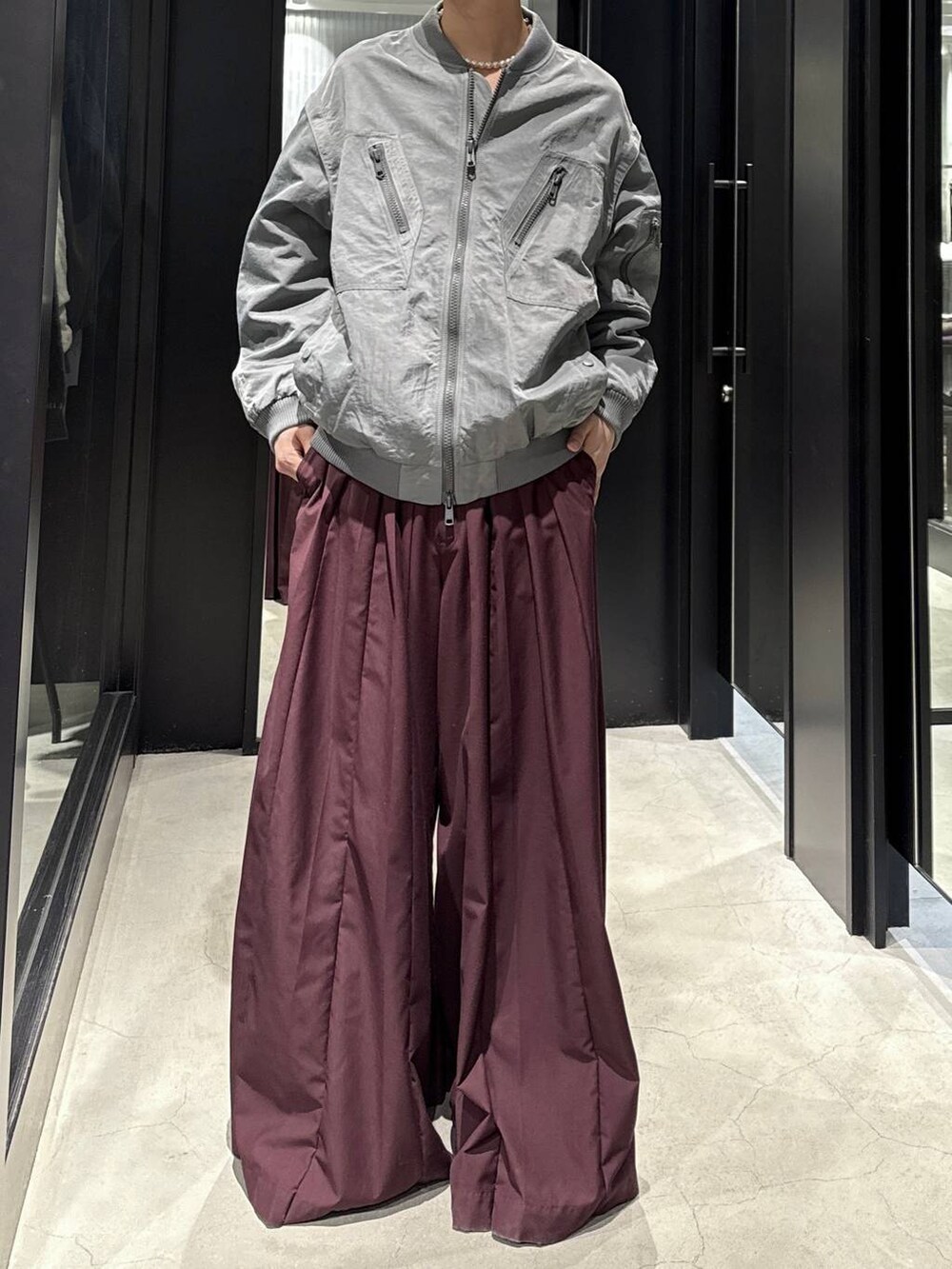 レッド系のその他パンツ、グリーン系のMA-1、ブラック系のスウェットを着用したメンズの秋コーディネートの4枚目の写真