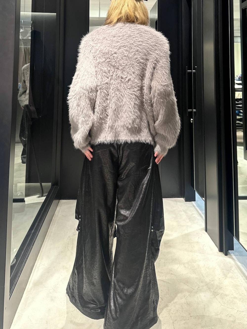 グレー系のカーディガン/ボレロ、ブラック系のその他パンツ、ブラック系のキャップを着用したメンズの秋コーディネートの4枚目の写真