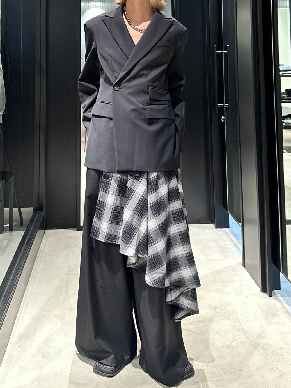 ブラック系のその他パンツ、グレー系のニットキャップ/ビーニー、シルバー系のネックレスを着用したメンズの秋コーディネートの3枚目の写真
