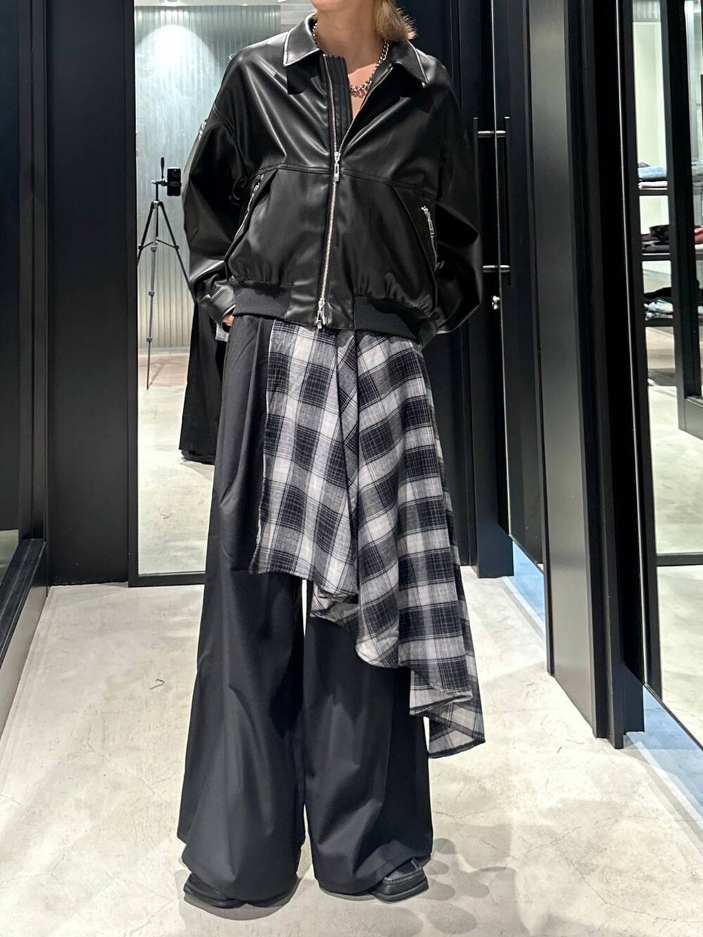 ブラック系のブルゾン、ブラック系のその他パンツ、グレー系のニットキャップ/ビーニーを着用したメンズの秋コーディネートの5枚目の写真