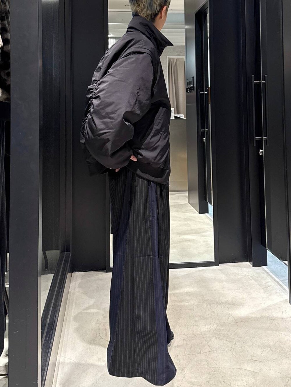 ブラック系のブルゾン、ブラック系のその他パンツ、シルバー系のネックレスを着用したメンズの冬コーディネートの2枚目の写真