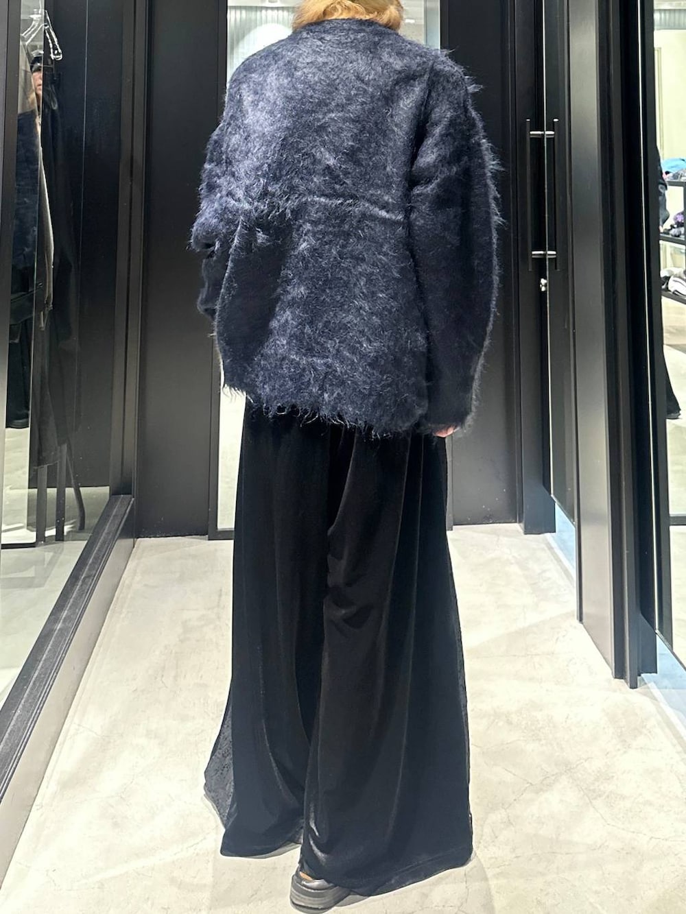 ブラック系のその他パンツ、ブルー系のカーディガン/ボレロ、グレー系のニットキャップ/ビーニーを着用したメンズの秋コーディネートの4枚目の写真