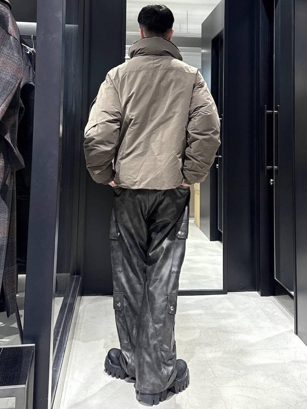 グレー系のカーゴパンツ、ブラウン系のダウンジャケット/コートを着用したメンズの秋コーディネートの4枚目の写真