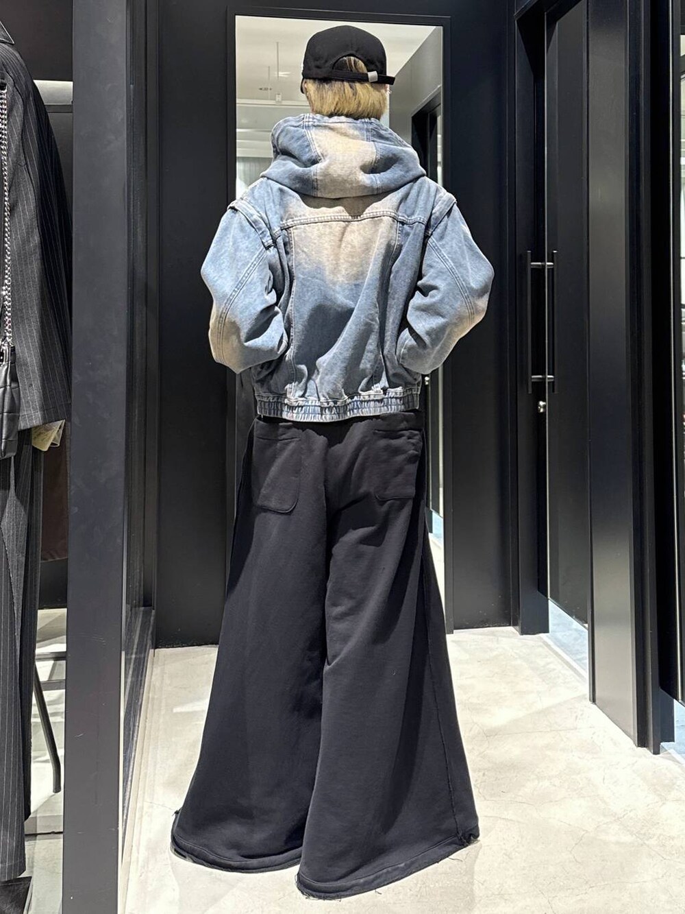 ブラック系のTシャツ/カットソー、ブラック系のスウェットパンツ、ブルー系のブルゾンを着用したメンズの冬コーディネートの3枚目の写真