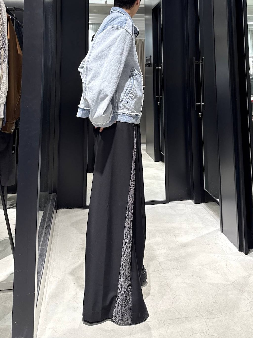 ブラック系のその他パンツ、ブルー系のブルゾン、ホワイト系のネックレスを着用したメンズの冬コーディネートの2枚目の写真