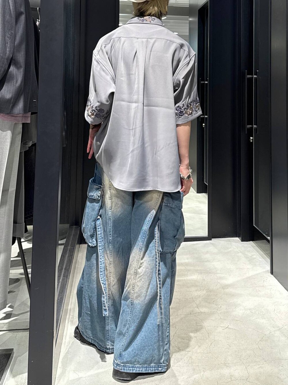 グレー系のシャツ/ブラウス、グレー系のTシャツ/カットソー、ブルー系のカーゴパンツを着用したメンズの春コーディネートの3枚目の写真