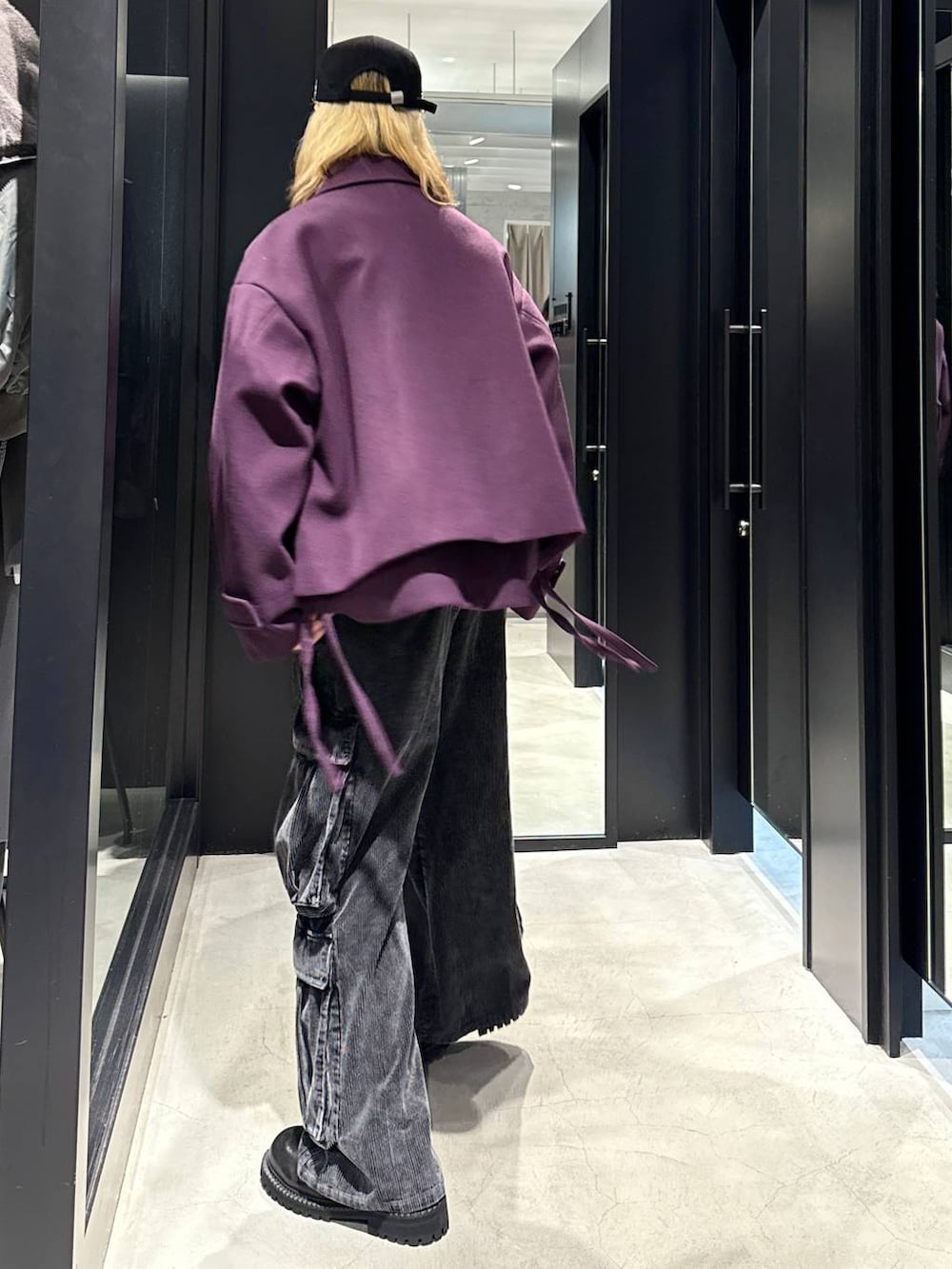 パープル系のブルゾン、ブラック系のその他シューズ、グレー系のカーゴパンツを着用したメンズの秋コーディネートの3枚目の写真