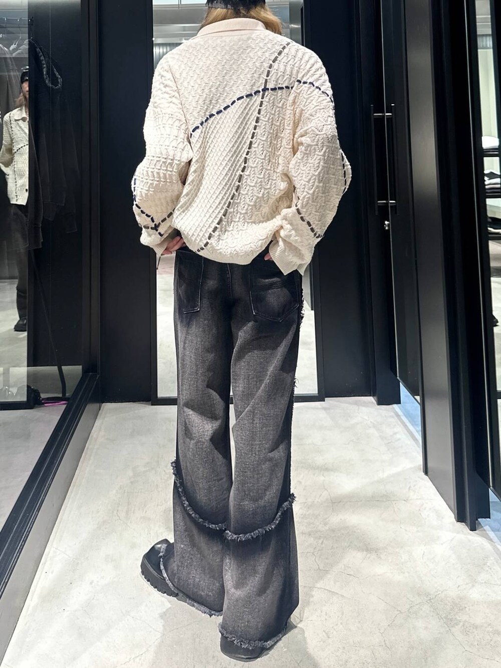 ブラック系のデニムパンツ、ホワイト系のシャツ/ブラウス、グレー系のニットキャップ/ビーニーを着用したメンズの秋コーディネートの4枚目の写真