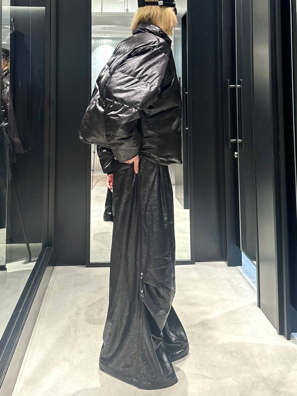 ブラック系のブルゾン、ブラック系のその他パンツ、ブラック系のキャップを着用したメンズの秋コーディネートの2枚目の写真