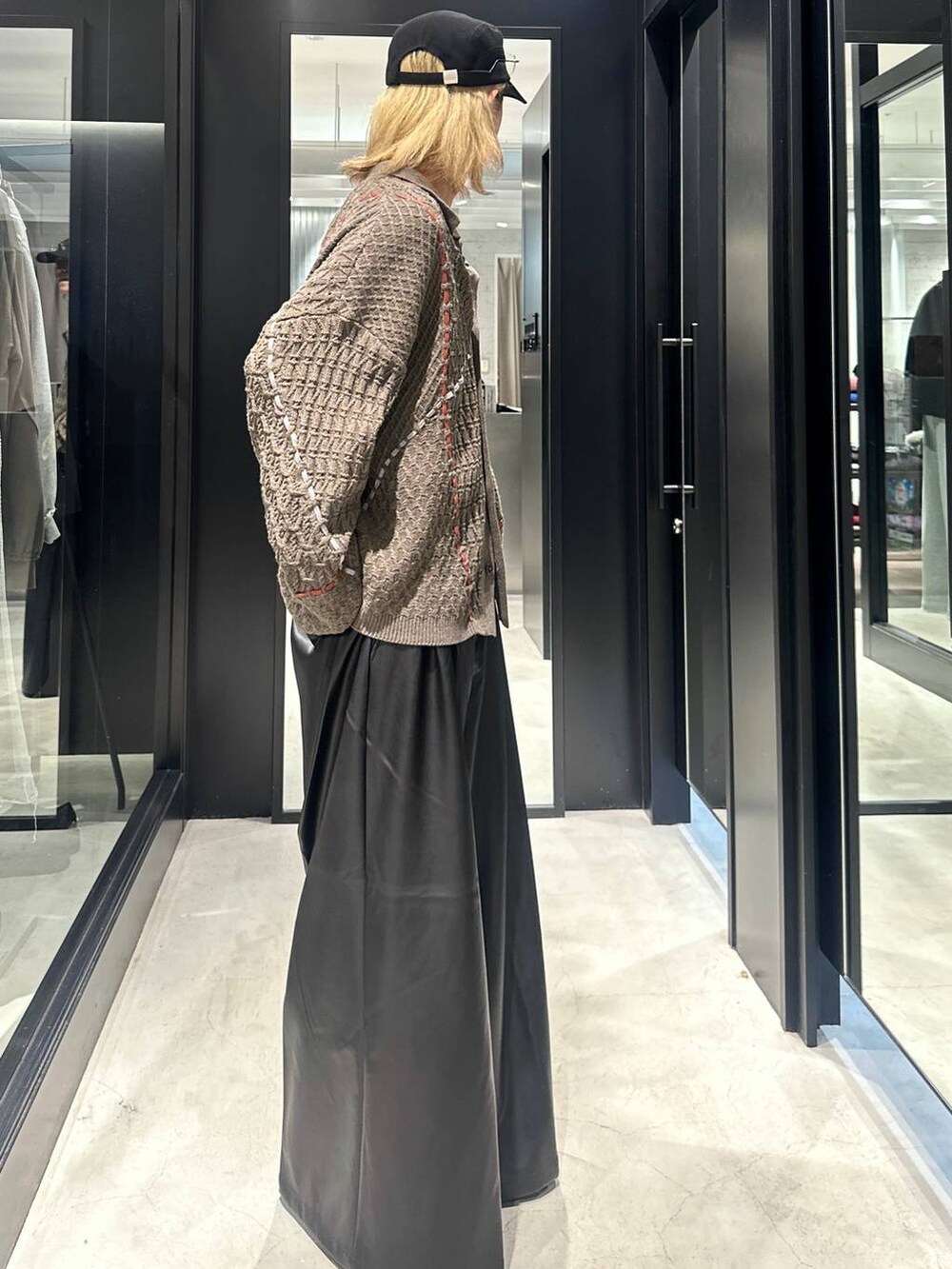 ブラック系のその他パンツ、ブラック系のブーツ、ブラウン系のシャツ/ブラウスを着用したメンズの秋コーディネートの2枚目の写真