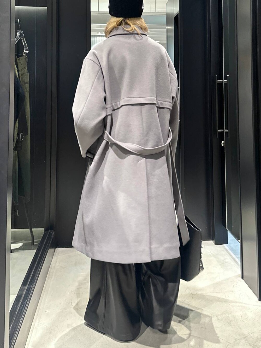 「モード、高見え、着痩せ・細見え、HARE、韓国系、ラフ、韓国ファッション、春コーデ、秋コーデ、冬コーデ、コート、ワイドパンツ、オーバーサイズ、モテ、レザー」｜「HAREのウーリーテックフラシステンカラーコート(HARE)（ステンカラーコート、グレー系）」を使った、taigawedさん（メンズ・174cm）の秋コーディネートの3枚目の写真