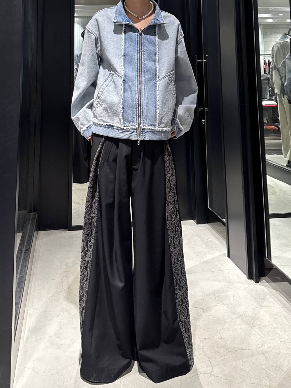 ブラック系のその他パンツ、ブルー系のブルゾン、ホワイト系のネックレスを着用したメンズの冬コーディネートの4枚目の写真