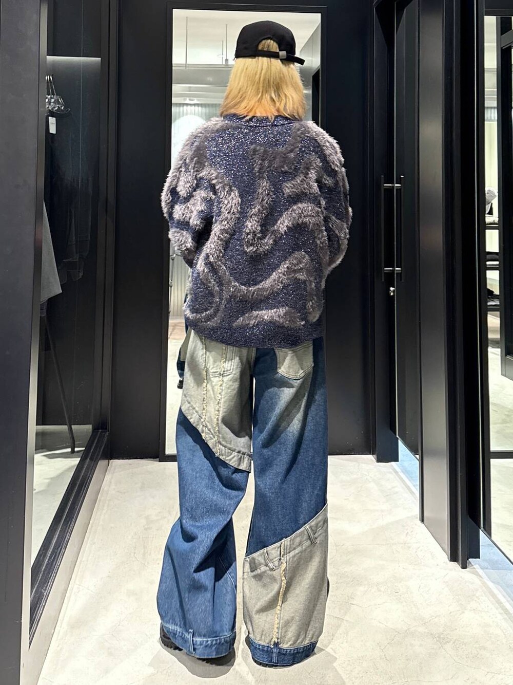 ブルー系のデニムパンツ、ブルー系のカーディガン/ボレロ、ブラック系のその他シューズを着用したメンズの秋コーディネートの3枚目の写真