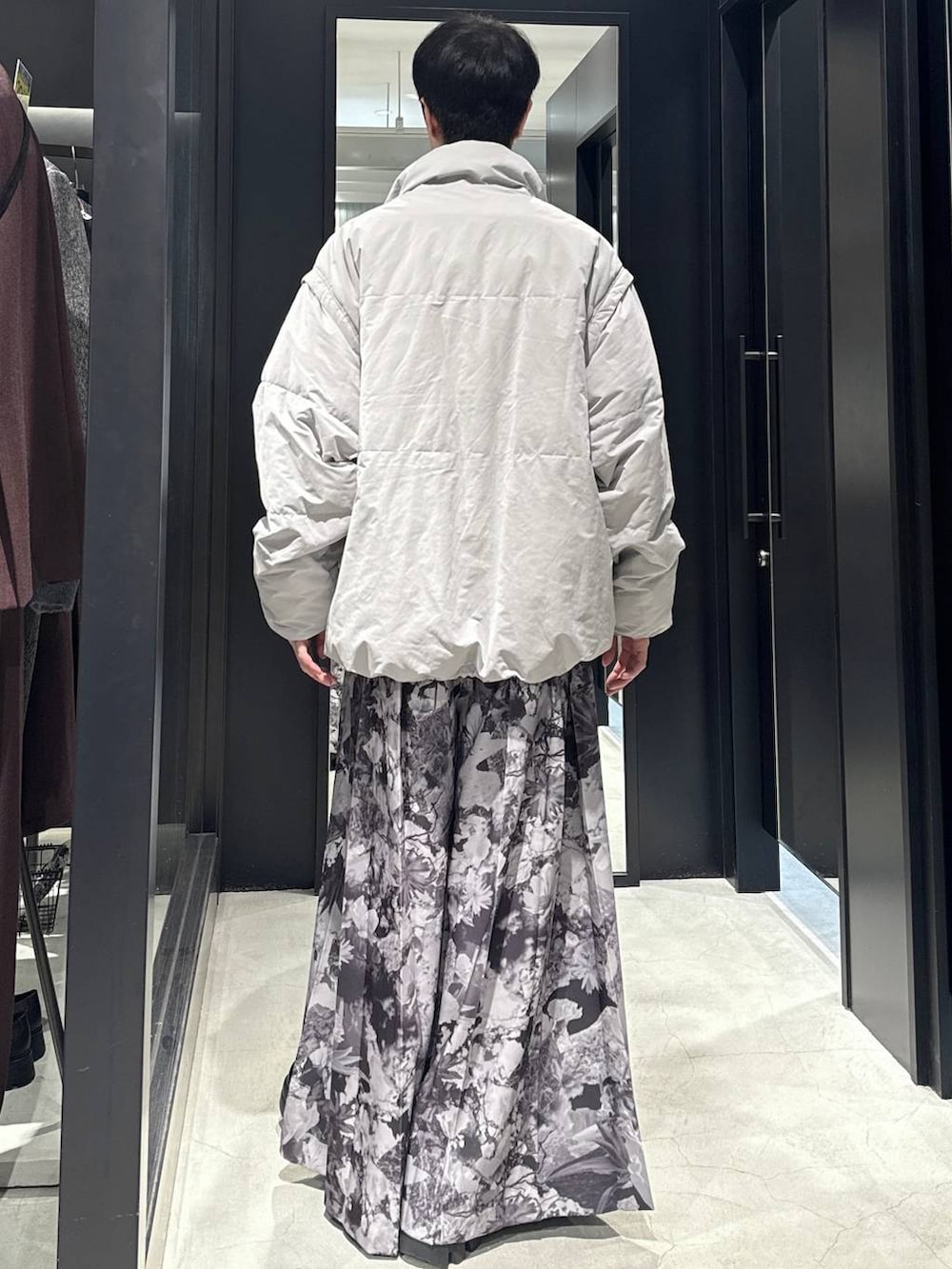 グレー系のダウンジャケット/コート、グレー系のスラックスを着用したメンズの秋コーディネートの3枚目の写真