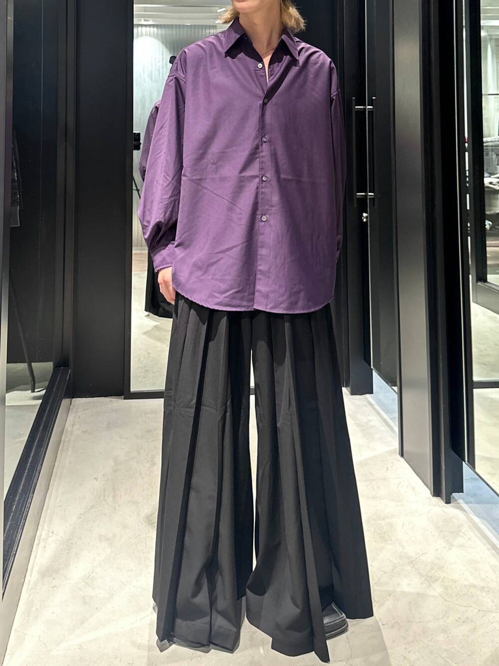 ブラック系のその他パンツ、パープル系のシャツ/ブラウス、グレー系のニットキャップ/ビーニーを着用したメンズの秋コーディネートの2枚目の写真