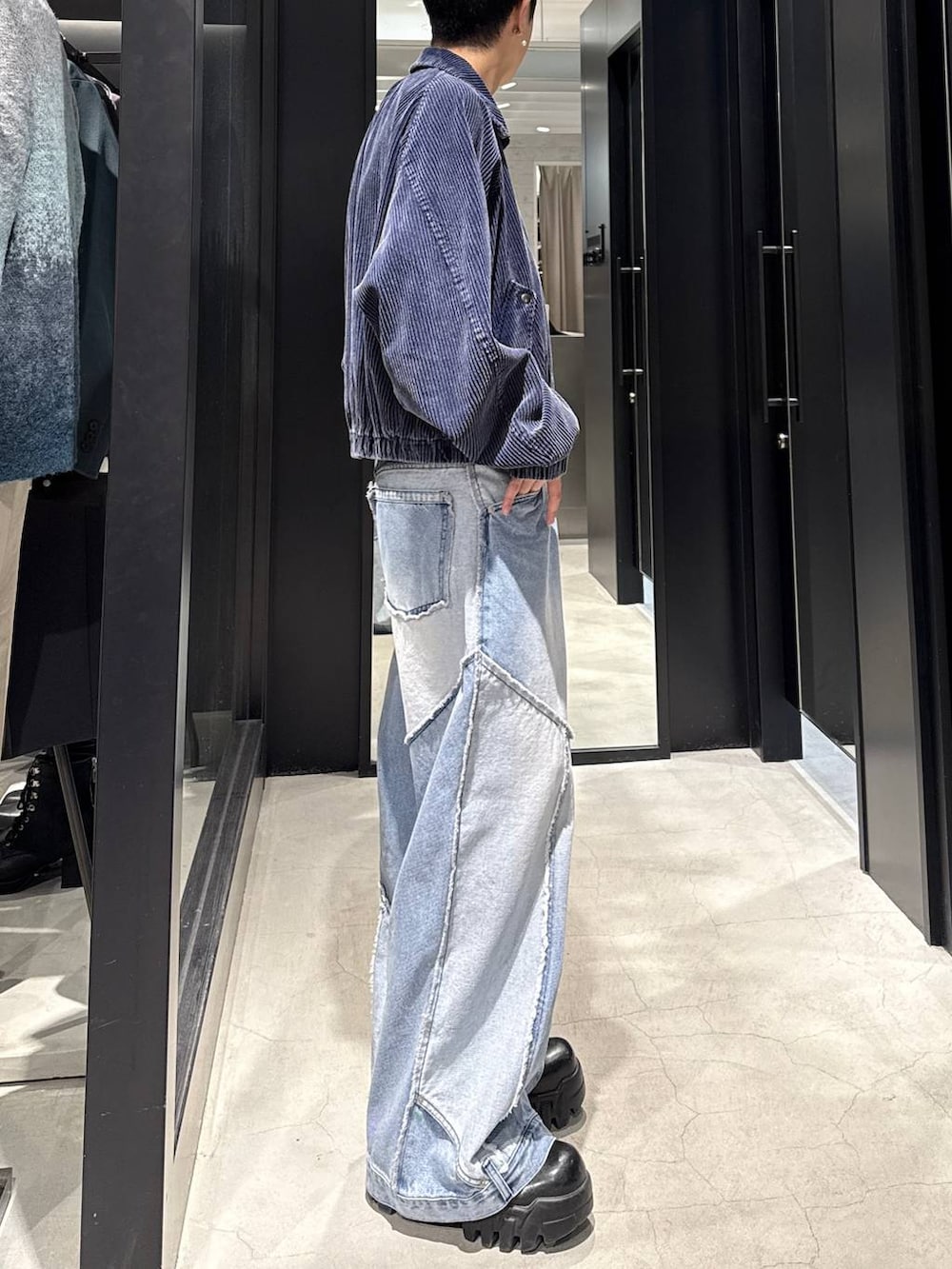 ブルー系のブルゾン、ホワイト系のネックレスを着用したメンズの冬コーディネートの2枚目の写真