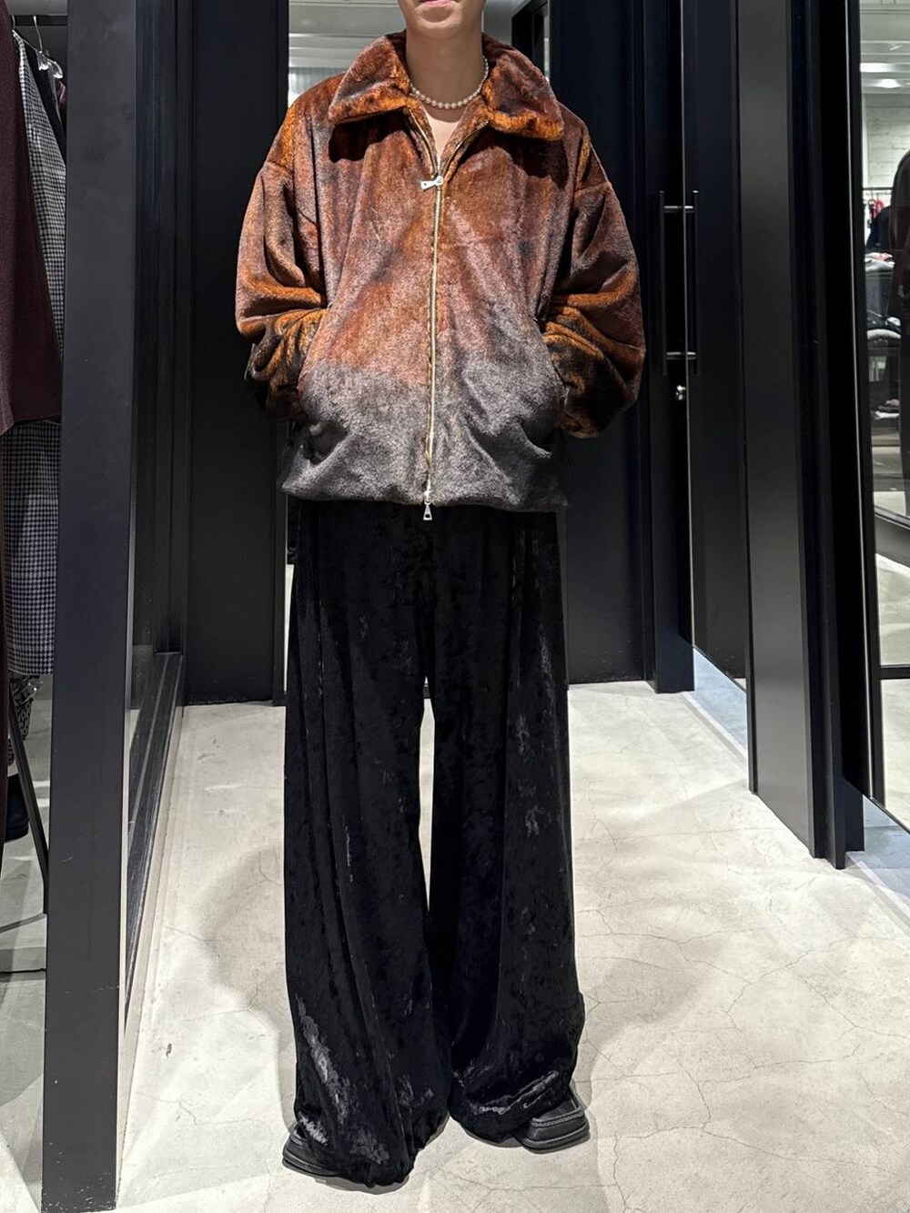 オレンジ系のブルゾン、ブラック系のその他パンツを着用したメンズの秋コーディネートの3枚目の写真