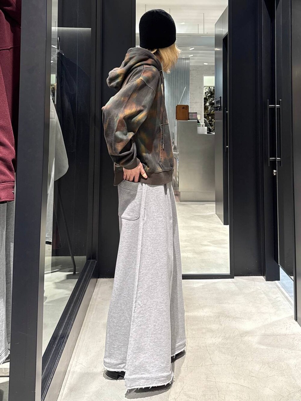 「HARE、韓国系、スウェットパンツ、ワイドパンツ、オーバーサイズ、モテ、モード、高見え、着痩せ・細見え、ラフ、韓国ファッション、春コーデ、秋コーデ、冬コーデ、パーカー」｜「HAREの【SET UP対応】DABOルーズスウェットパンツ(HARE)（スウェットパンツ、グレー系）」を使った、taigawedさん（メンズ・174cm）の冬コーディネートの2枚目の写真