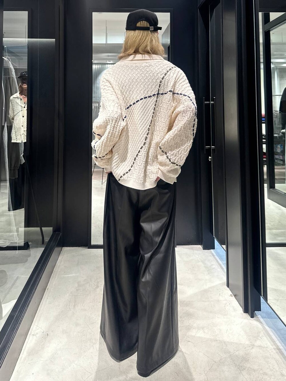 ブラック系のその他パンツ、ブラック系のブーツ、ホワイト系のシャツ/ブラウスを着用したメンズの秋コーディネートの4枚目の写真