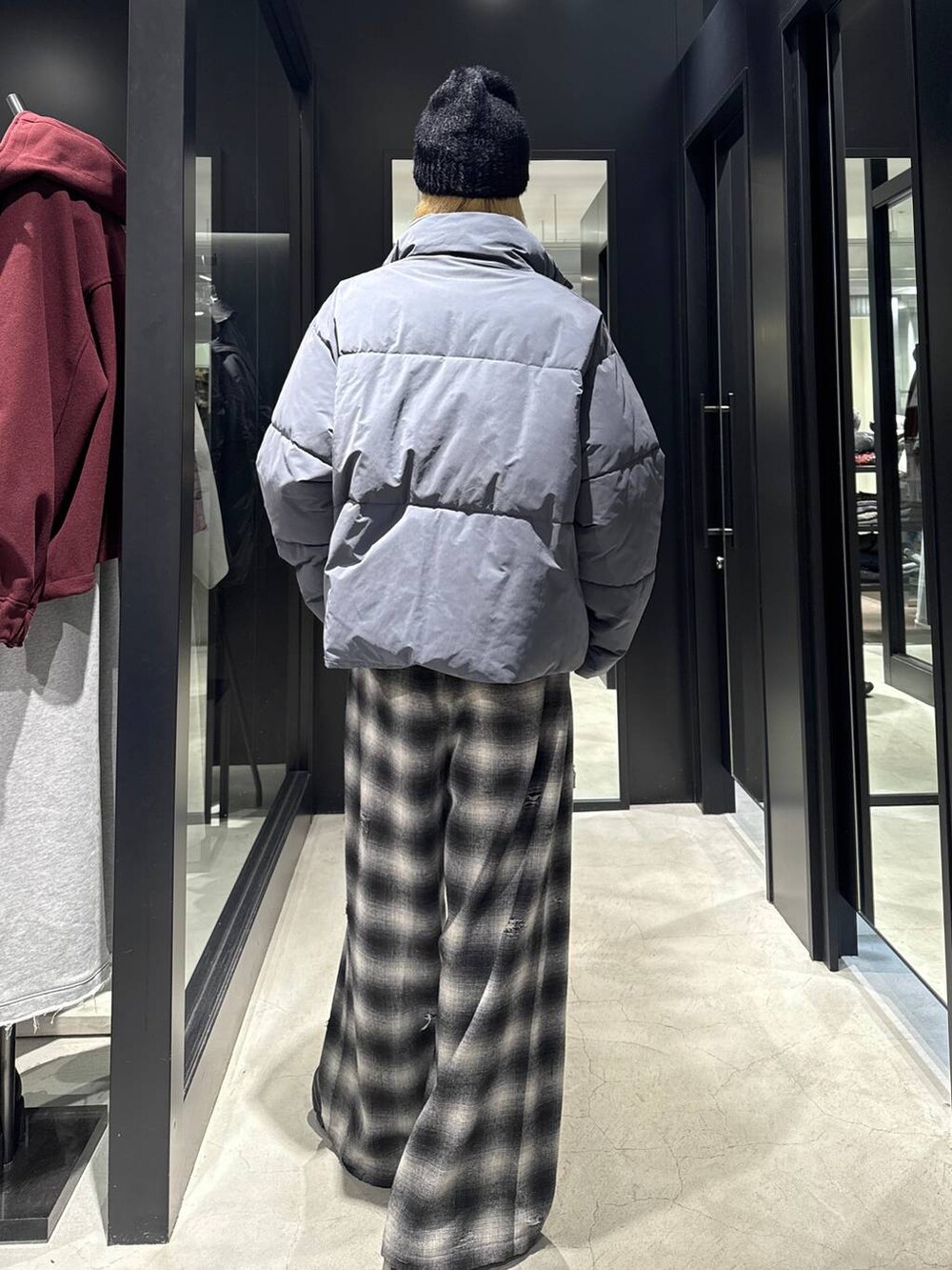 ブルー系のブルゾン、ブラック系のその他パンツ、ブラック系のニットキャップ/ビーニーを着用したメンズの秋コーディネートの3枚目の写真