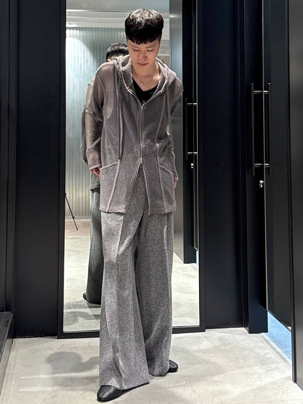 ブラック系のタンクトップ、ブラック系のバレエシューズ、ブラック系のスラックスを着用したメンズの夏コーディネートの2枚目の写真