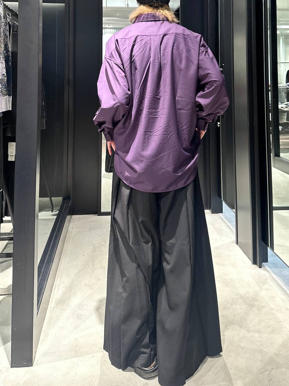 ブラック系のその他パンツ、パープル系のシャツ/ブラウス、グレー系のニットキャップ/ビーニーを着用したメンズの秋コーディネートの3枚目の写真