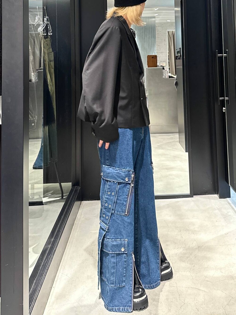 ブラック系のテーラードジャケット、ブラック系のその他シューズ、ブルー系のデニムパンツを着用したメンズの秋コーディネートの2枚目の写真