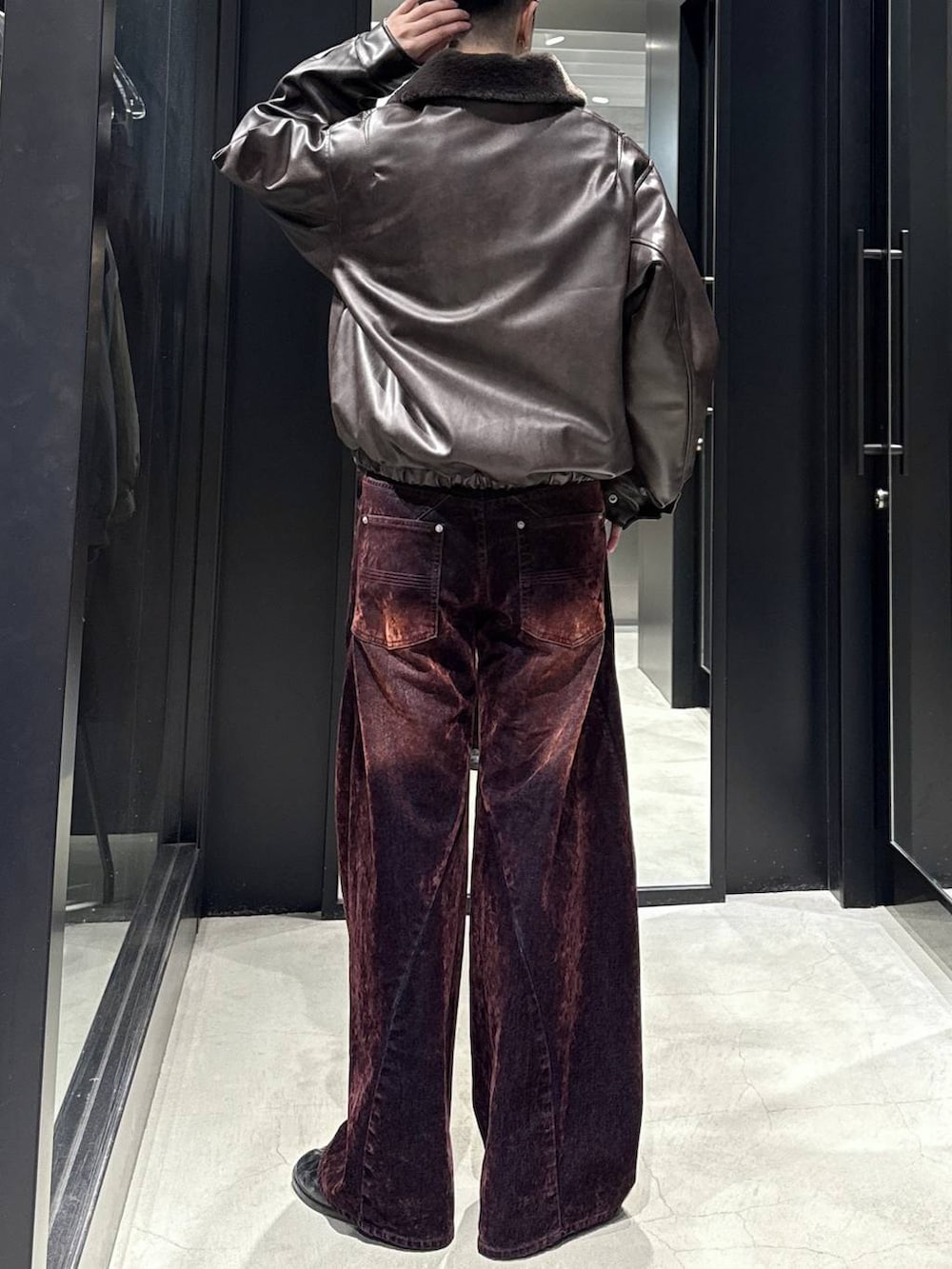 ブラウン系のブルゾン、レッド系のデニムパンツを着用したメンズの秋コーディネートの3枚目の写真