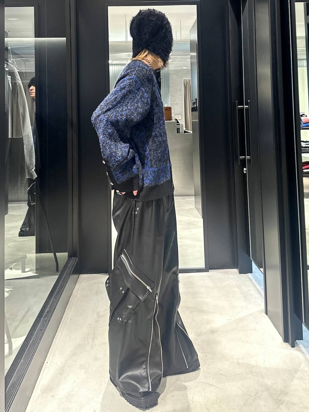 ブラック系のドレスシューズ、ブラック系のカーゴパンツ、ブラック系のカーディガン/ボレロを着用したメンズの秋コーディネートの2枚目の写真