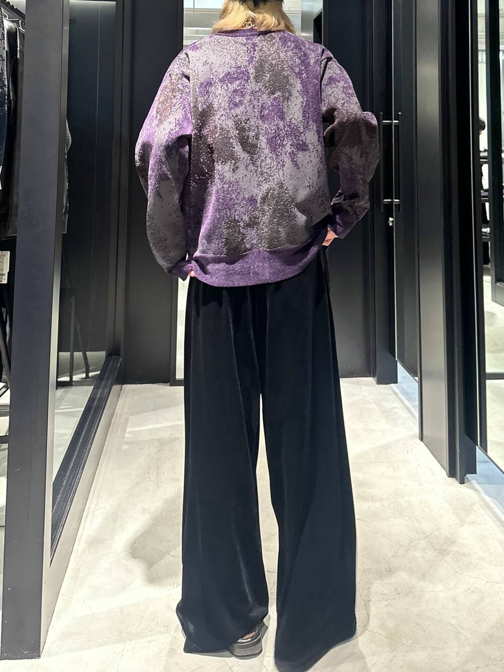 パープル系のカーディガン/ボレロ、ブラック系のその他パンツ、グレー系のニットキャップ/ビーニーを着用したメンズの秋コーディネートの4枚目の写真