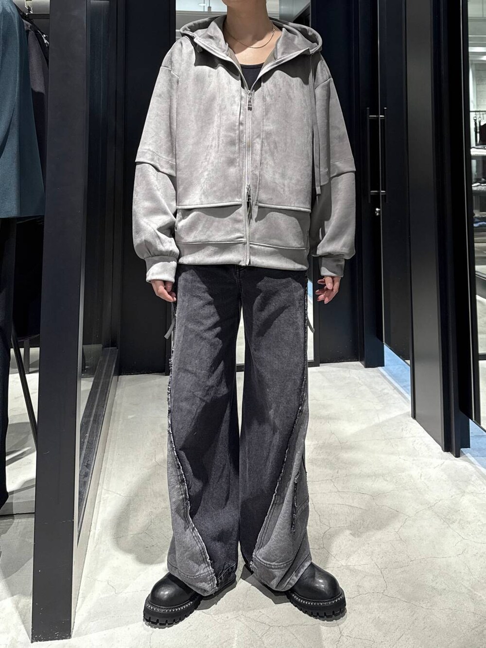 ブラック系のデニムパンツ、グレー系のパーカー、ブラック系のTシャツ/カットソーを着用したメンズの秋コーディネートの4枚目の写真