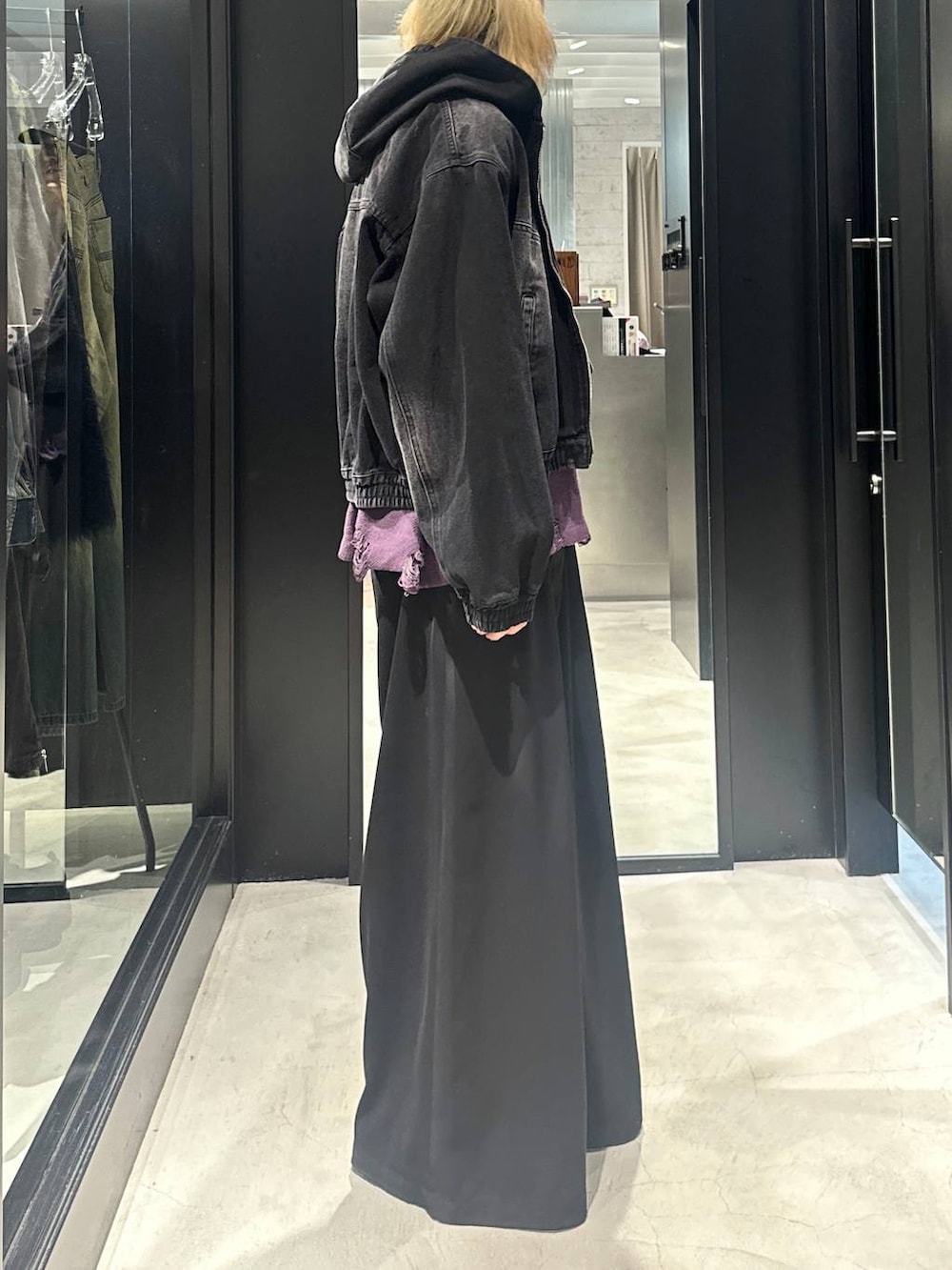 ブラック系のブルゾン、パープル系のニット/セーター、ブラック系のスラックスを着用したメンズの秋コーディネートの2枚目の写真