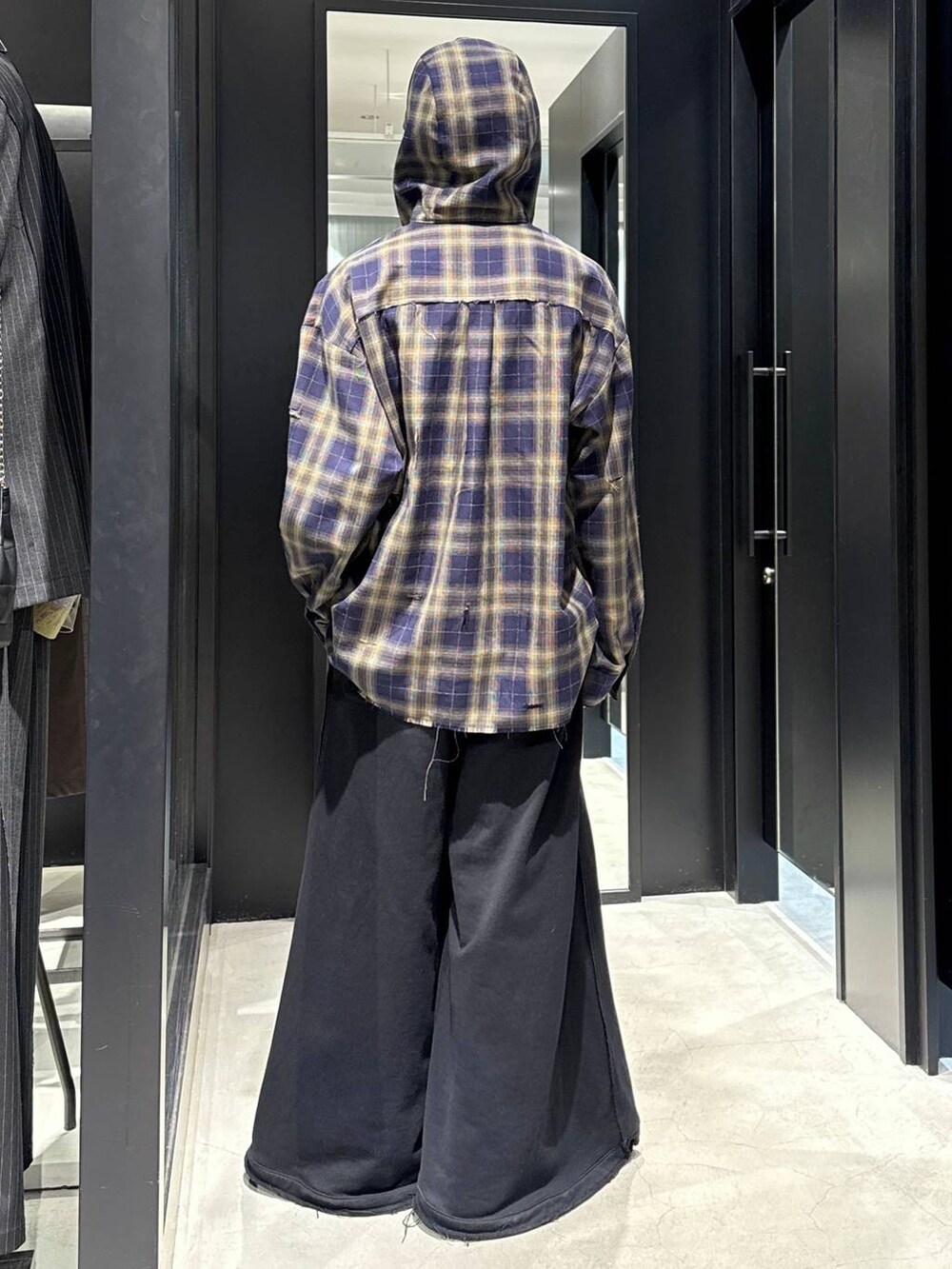 ブラック系のTシャツ/カットソー、ブラック系のスウェットパンツ、ブラック系のキャップを着用したメンズの冬コーディネートの3枚目の写真