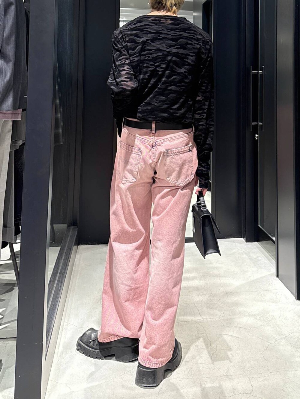 ブラック系のハンドバッグ、グレー系のTシャツ/カットソー、その他のTシャツ/カットソーを着用したメンズの春コーディネートの2枚目の写真