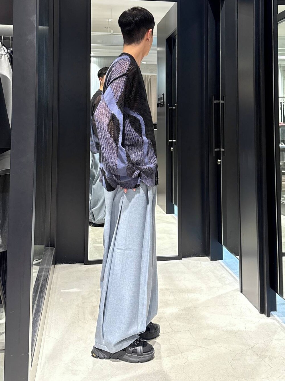 ブラック系のサンダル、ブラック系のカーディガン/ボレロ、ブラック系のタンクトップを着用したメンズの夏コーディネートの2枚目の写真